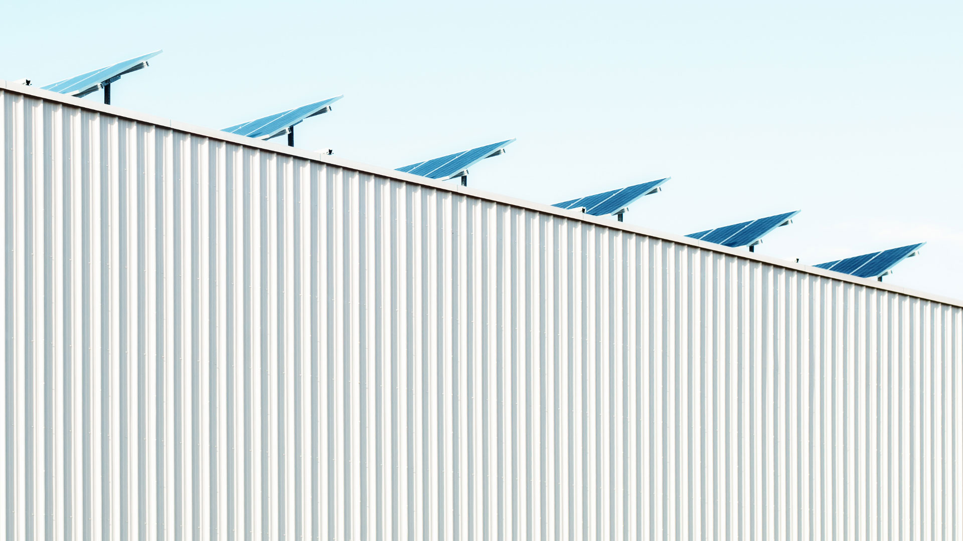 Placas fotovoltaicas en el tejado de una fábrica digital