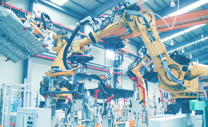 Robots conectados a un sistema MES en una fábrica que sigue la directrices indústria 4.0