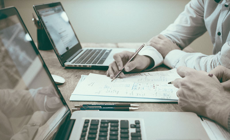 Equipo de trabajo desarrollando un análisis y definición de especificaciones del Manufacturing Execution System para un futura fábrica digital