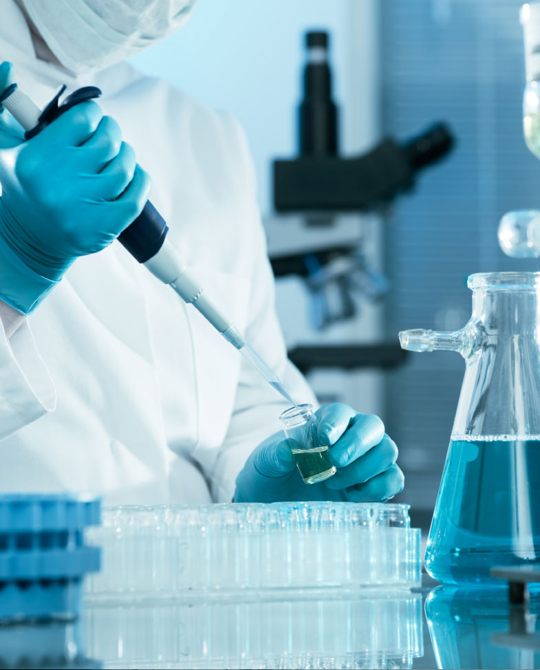 Trabajador realizando análisis en un laboratorio de una fábrica digital