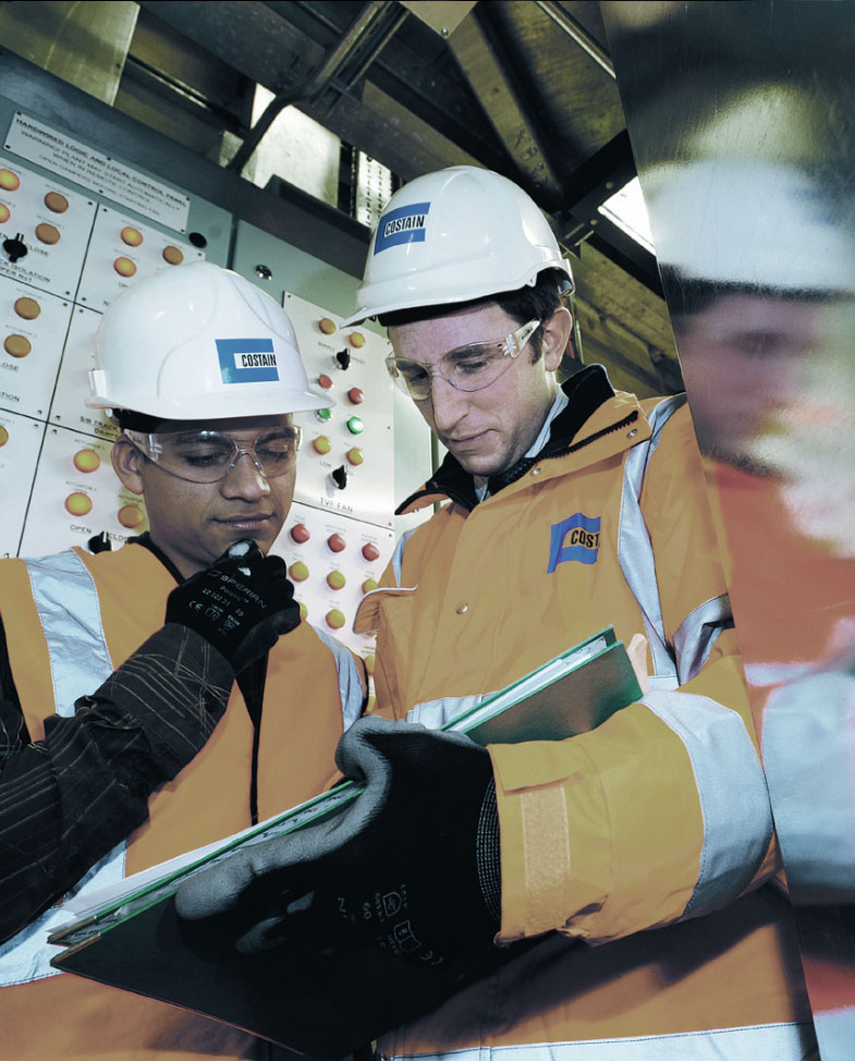 Trabajadores de una Fábrica con sistema MES